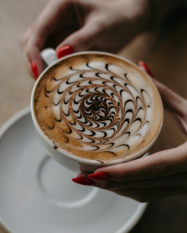 Der Herbst ist da, und das ist die perfekte Gelegenheit, es sich drinnen schön zu machen. 🍂 Bei uns findet ihr immer einen gemütlichen Platz, um entspannt einen Kaffee zu genießen. ☕🤎