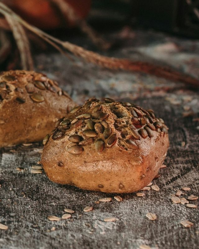 Diese Woche gibt es unsere köstlichen Kürbiskernbrötchen im Angebot: 3 Stück für nur 2,00 €! 🎃🧡

#kürbiskernbrötchen #kürbis #bäckereilantzsch #bäckerei #bäcker #brot #brötchen #backen #lieblingsbäcker #itslantzschtime #traditionsbäckerei #bäckereidessau #qualitätshandwerk