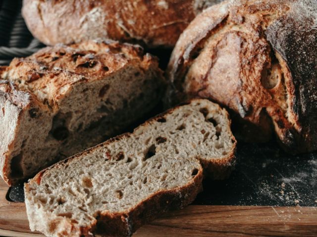 Perfekt für den Herbst! 🍂 Unser Feige-Nuss Brot gibt es ab heute bis Samstag in unseren Filialen. 🍞🥜