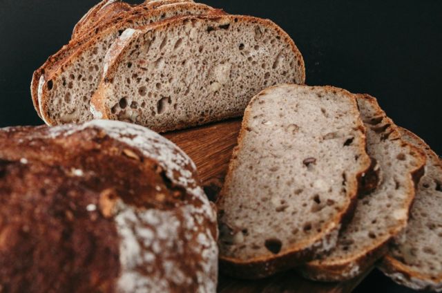 🍂 Brot des Monats: Walnussbrot! 🍂

Im November wird’s bei uns nussig! Unser Walnussbrot ist das Brot des Monats – außen knusprig, innen herrlich saftig und mit feinen Walnüssen veredelt. 🌰 Perfekt zu Käse, herbstlichen Suppen oder einfach pur mit etwas Butter.

Kommt vorbei und genießt diesen besonderen Brotgenuss! 🍁🥖