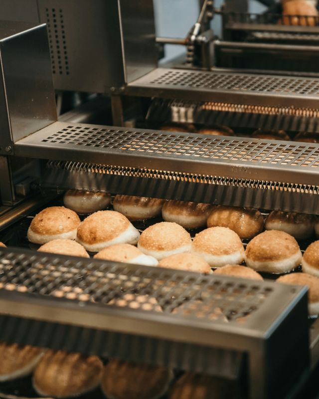 🎉 Morgen beginnt die Faschingszeit! 🎉

Unsere Pfannkuchen stehen schon in den Startlöchern – frisch gebacken und bereit für den Faschingsstart! 🍩🤩 Ab morgen gibt’s bei uns leckere Pfannkuchen und Nougatberliner in allen Filialen.

Kommt vorbei und holt euch die perfekte Stärkung für die närrische Zeit – egal, ob zum Frühstück, für zwischendurch oder zum Teilen. Wir freuen uns auf euch! 🎈