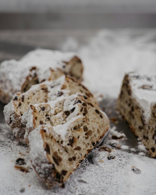 🎄Weihnachtszeit ist Stollenzeit! 

Die Adventszeit rückt näher, und was wäre sie ohne den Duft und Geschmack eines traditionellen Weihnachtsstollens? Unsere Stollen sind bereits in unseren Filialen erhältlich. ❤️

Ob klassisch oder als Geschenk für eure Liebsten: Unser Stollen bringt den festlichen Geschmack der Weihnachtszeit direkt auf den Tisch. Kommt vorbei und holt euch ein Stück Winterzauber nach Hause! 🎅🏼❤️

#bäckereilantzsch #weihnachtsstollen #stollengenuss #advent #tradition #weihnachtszeit